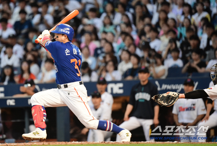 Son Ah-seop's first hit at Changwon Stadium wearing Hanwha uniform