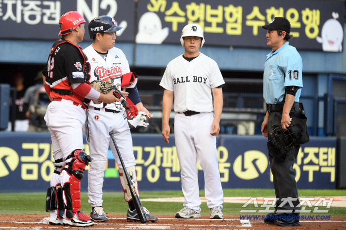  Yang Eui-ji, who was hit by the first fastball, wasn't on purpose?