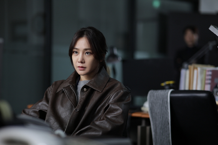 Han Ji-eun Marks 19th Year With Gritty Turn in ‘Only God Knows Everything’