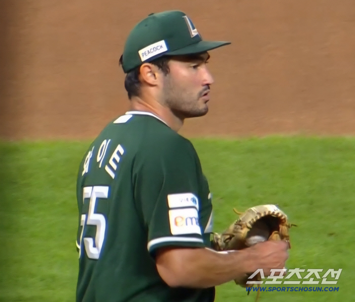 This is why he asks for an unusual confirmation of irregular pitches at the first and second bases with no outs → walking, pushing dunes. 22 a tie 