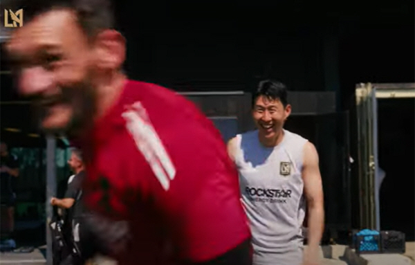 Was that the director? It turns out that the 19-year-old Son Heung-min was playing as a defender, LA FC coach...Reunion for the first time in 14 years → Goalkeeper's Misleading Funny Excuse