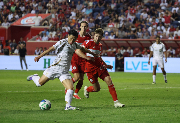 Was that the director? It turns out that the 19-year-old Son Heung-min was playing as a defender, LA FC coach...Reunion for the first time in 14 years → Goalkeeper's Misleading Funny Excuse