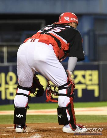 Why did he throw it to third base there. Bad throw miss in the bottom of the ninth inning of KIA → I paid a harsh price