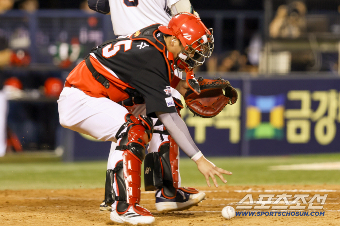 Why did he throw it to third base there. Bad throw miss in the bottom of the ninth inning of KIA → I paid a harsh price