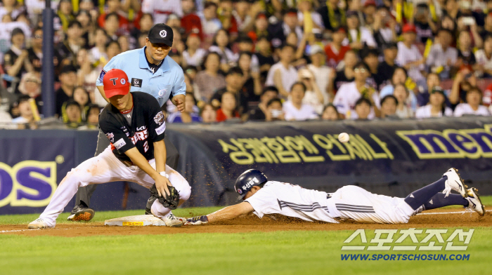 Why did he throw it to third base there. Bad throw miss in the bottom of the ninth inning of KIA → I paid a harsh price
