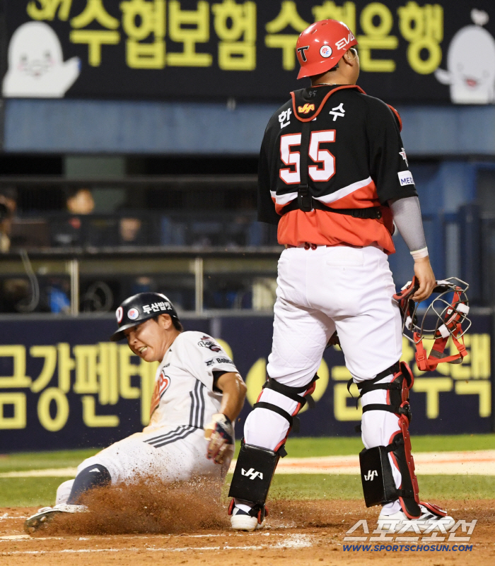 Why did he throw it to third base there. Bad throw miss in the bottom of the ninth inning of KIA → I paid a harsh price