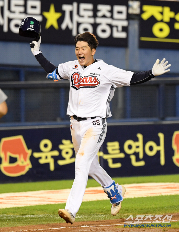 Why did he throw it to third base there. Bad throw miss in the bottom of the ninth inning of KIA → I paid a harsh price