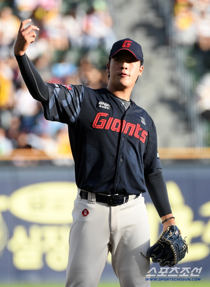You want to try AG instead? Lotte's Lee Min-seok will also play with manager Kim Tae-hyung in the 2026 season…QS No. 4 → The average five-inning class proved 