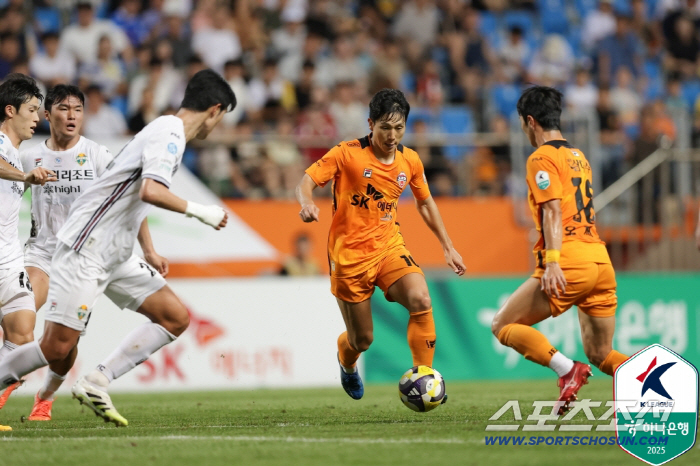 The younger Kim Jun-ha's exit was unfavorable to his brother, Jeju, and 0-0 draw with the three-goal Kangwon. 