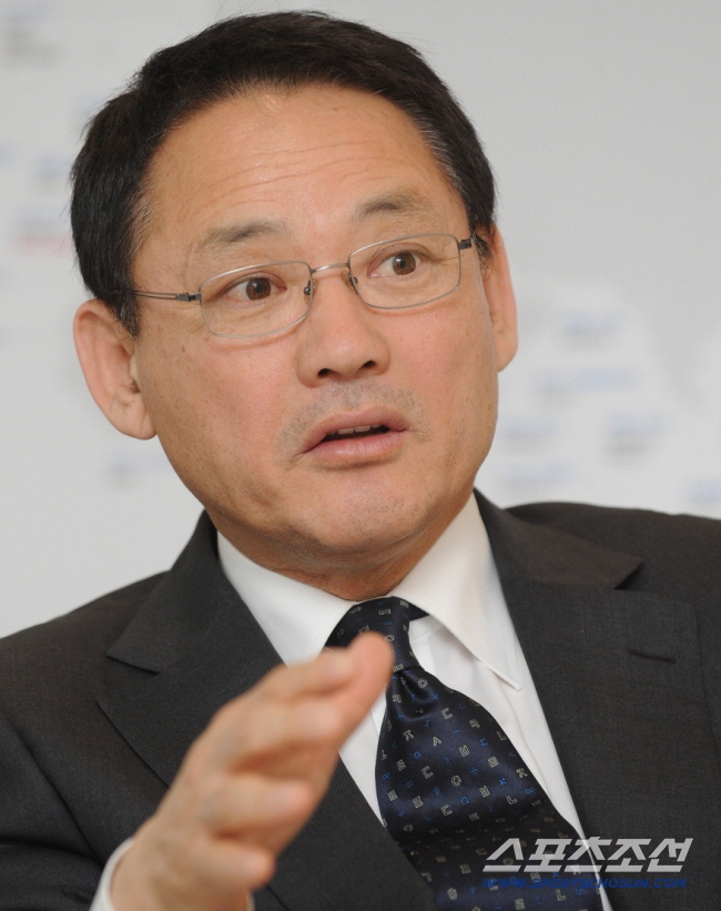 Former Minister Yoo In-chon's younger brother, Bishop Yoo Kyung-chon..He was 63 years old