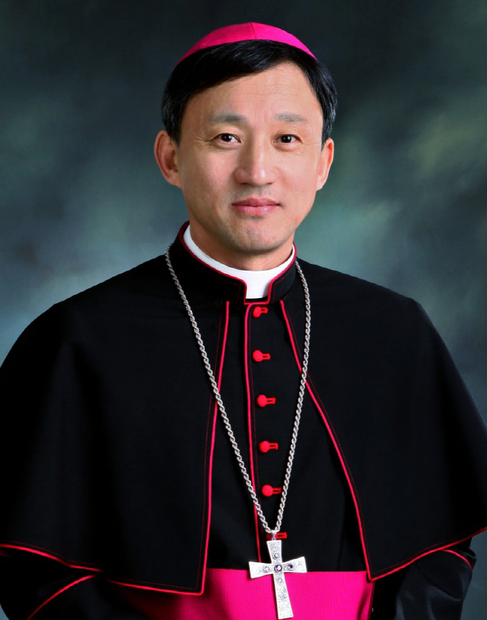Former Minister Yoo In-chon's younger brother, Bishop Yoo Kyung-chon..He was 63 years old
