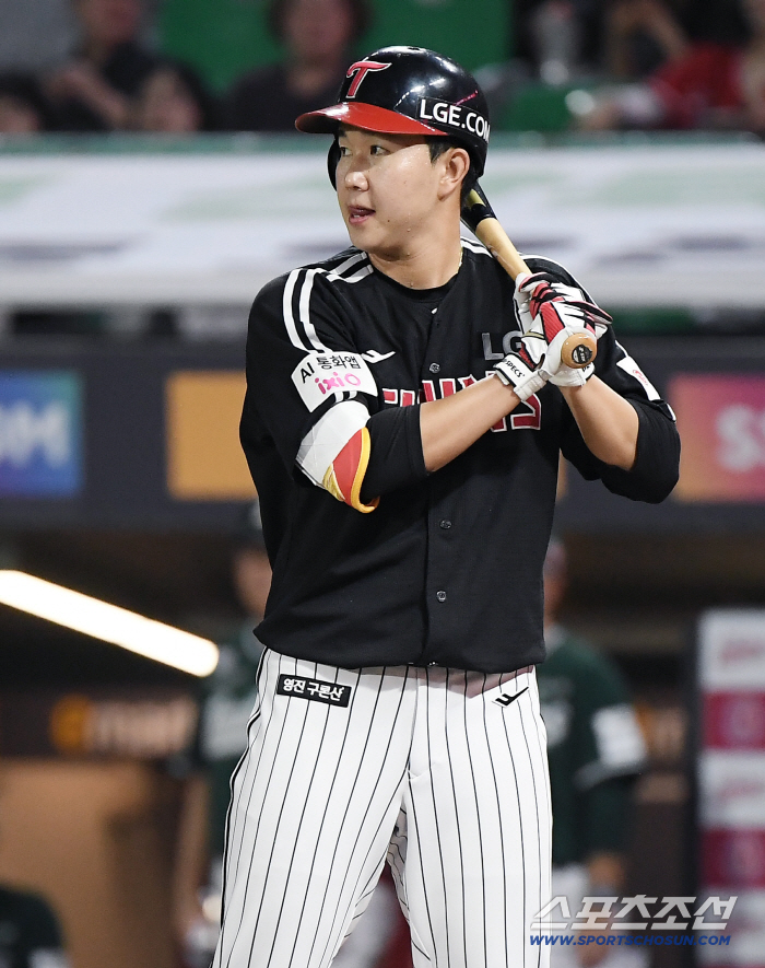 He's a pitcher, but he has a 50% on-base percentage. a pitcher's trailblazing eye for a walk. To give Bo-kyung a batter's box. 