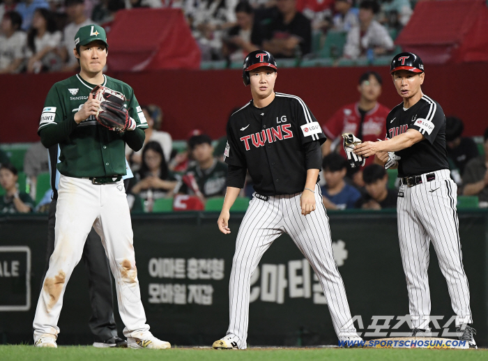 He's a pitcher, but he has a 50% on-base percentage. a pitcher's trailblazing eye for a walk. To give Bo-kyung a batter's box. 
