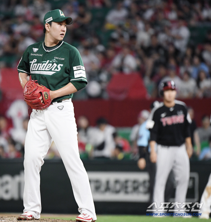 He's a pitcher, but he has a 50% on-base percentage. a pitcher's trailblazing eye for a walk. To give Bo-kyung a batter's box. 