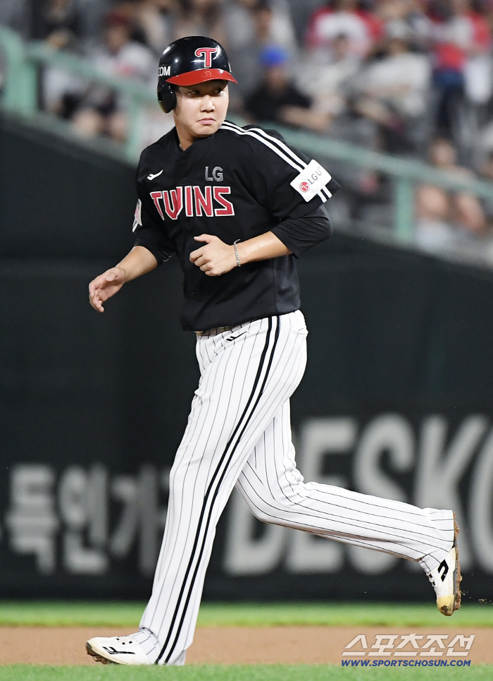 He's a pitcher, but he has a 50% on-base percentage. a pitcher's trailblazing eye for a walk. To give Bo-kyung a batter's box. 