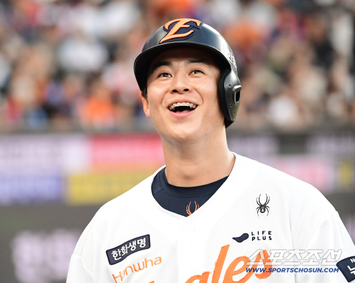Noh Si-hwan's consecutive batting arches → Chun Jin-hwan's final shot → Kim Hwi-jip's grand slam...Moon Dong-joo's injury replacement  bench clearing Changwon of chaos. NC stops Hanwha from winning 6 consecutive games 