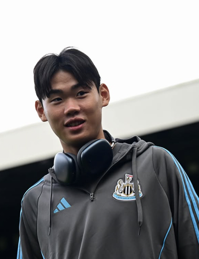  Park Seung-soo's milestone in joining the opening entry of the teenage EPL, the youngest Korean to debut in the EPL