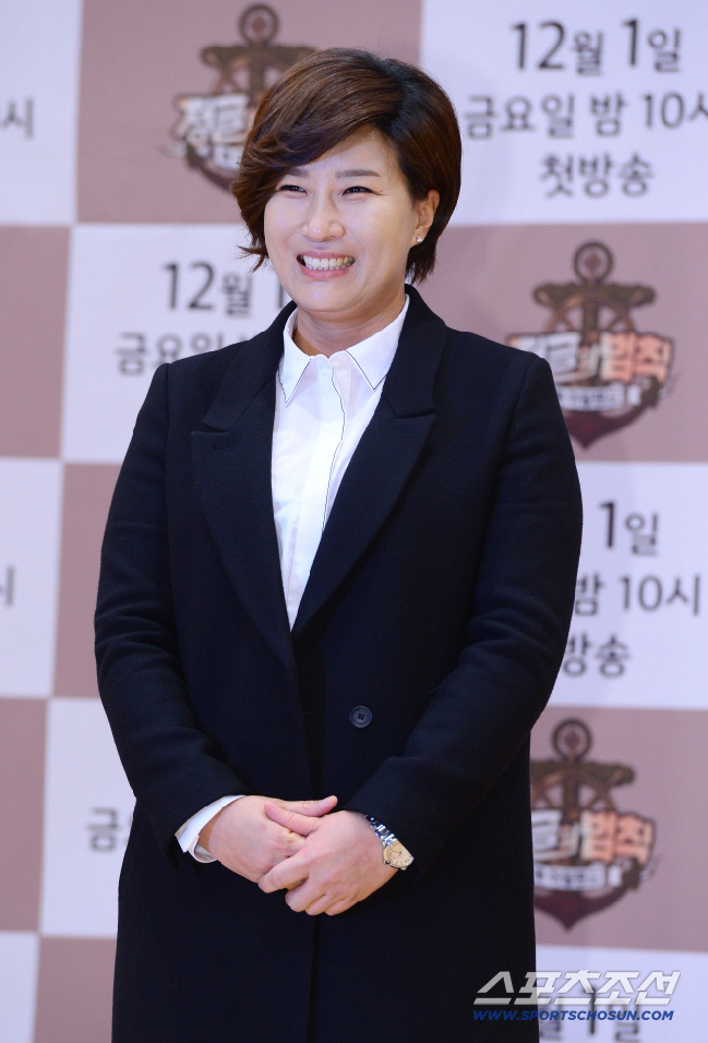 Pak Se-ri's cool display of diamonds and luxury watches...Richie with a different class