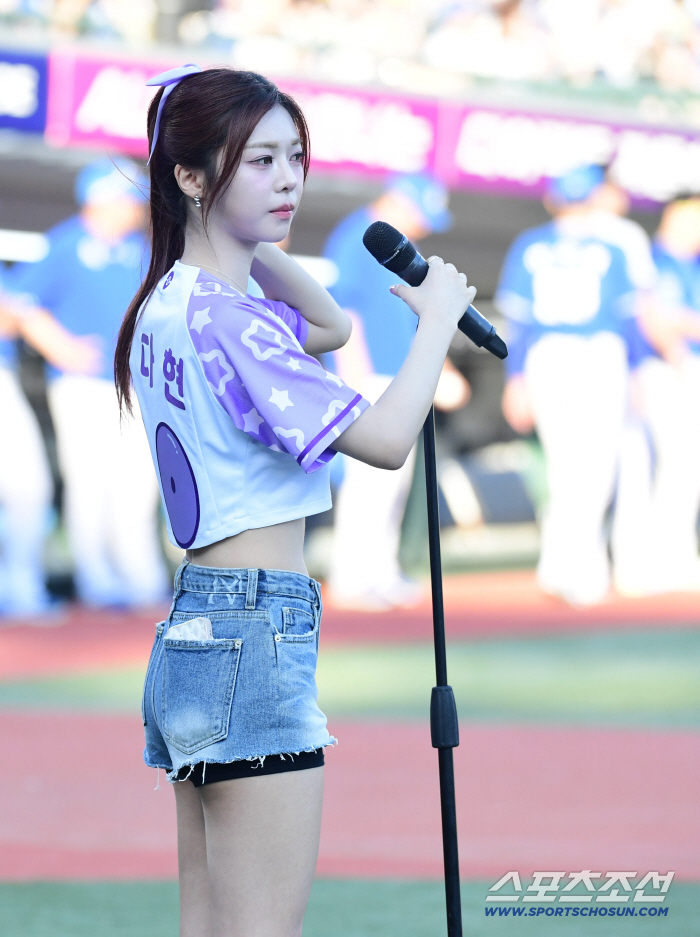  Dahyun of Triple S, who sings the national anthem in Sajik Stadium