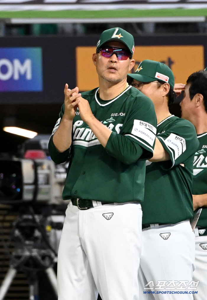  Director Lee Sung-yong applauds for his thrilling victory