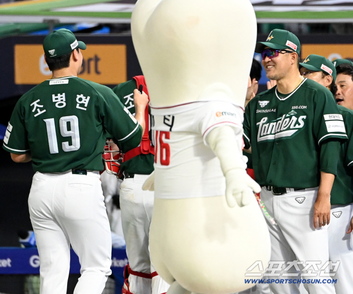  Director Lee Sung-yong smiles at Cho Byung-hyun, who saves four outs