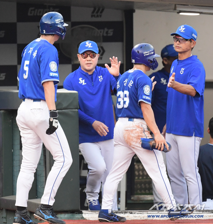  Director Park Jin-man escaped losing consecutive games yesterday and won consecutively today