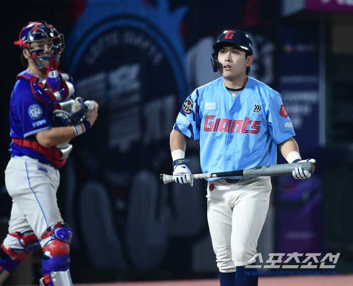  Hwang Sungbin struck out at first and second bases with no outs