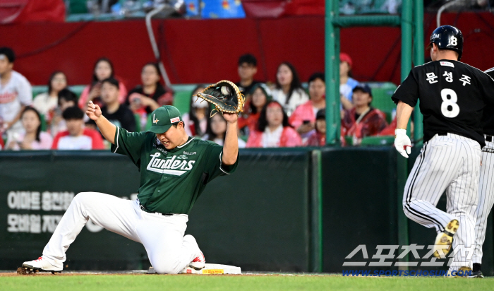  Hyun Won-hoe defends to catch one-bound throws