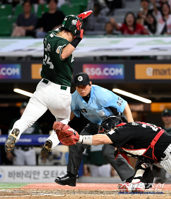  Jihoon Choi avoiding tag, safe? Out?