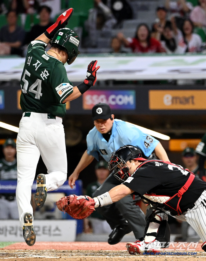  A Jihoon Choi jumping to avoid tag.