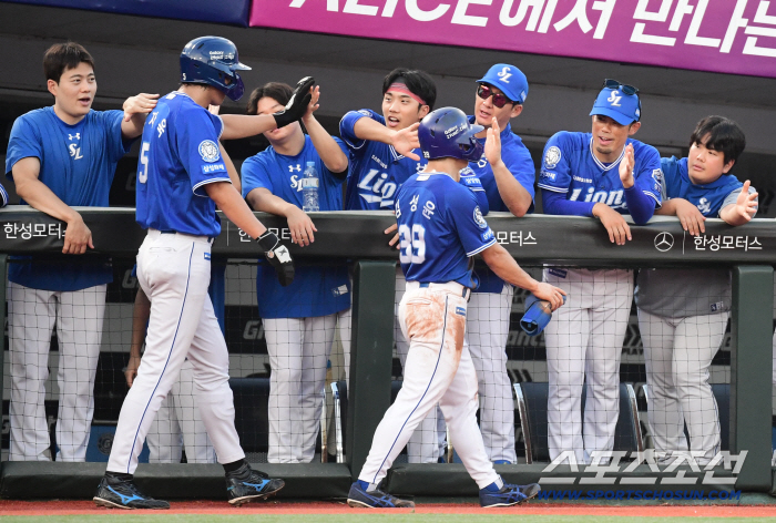  Koo Ja-wook Kim Sung-yoon scores and high-fives