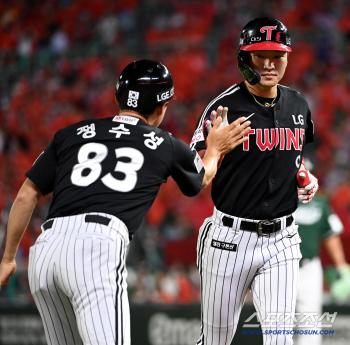  Park Hae-min and Jung Soo-sung are welcomed with bunting