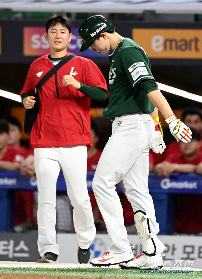 Park Sung Han is really sick after being hit by a foul ball