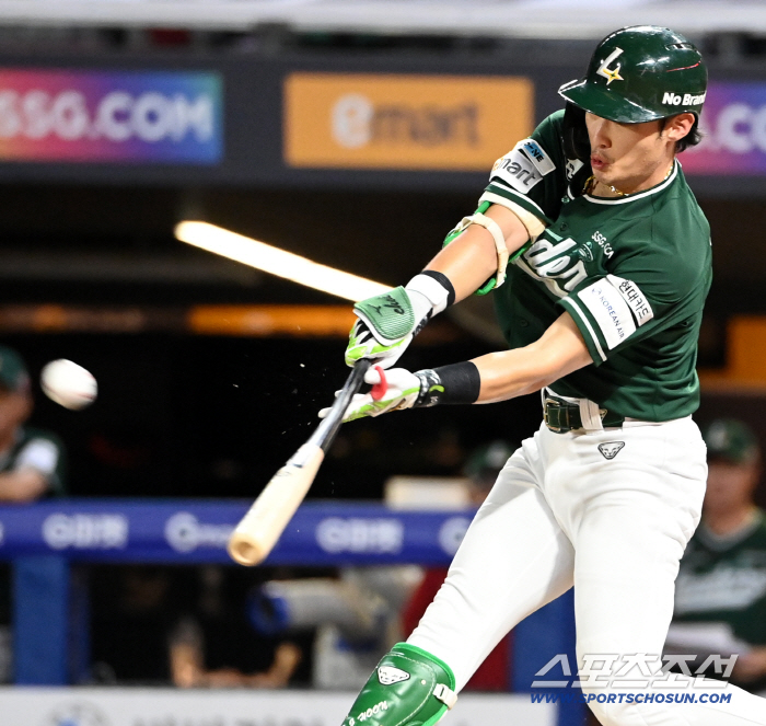  Pinch-hitter Jihoon Choi, timely hit to bring the lead.