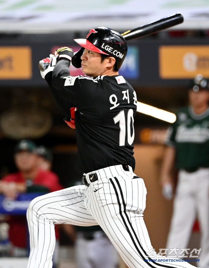  Pinch hitter Oh Ji-hwan explodes with a tiebreaking bases-loaded shot!