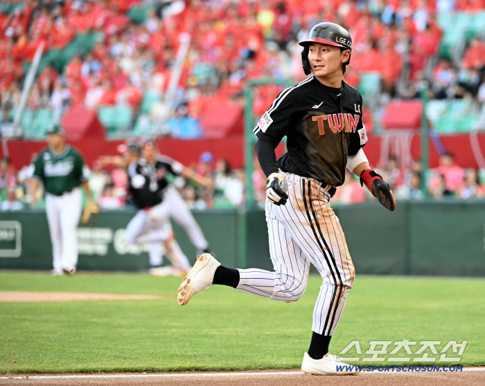  Shin Minjae checks the ball and goes home