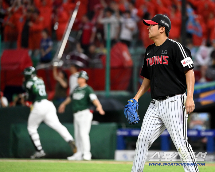  Song Seung-gi allowing a come-from-behind full base