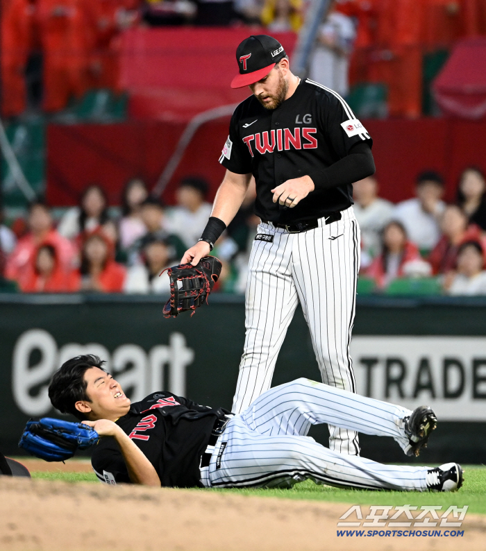  Song Seung-gi, who fell after being hit, is running towards Austin