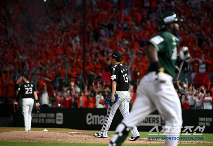  Song Seung-ki allows a come-from-behind bases-loaded shot to Herredia