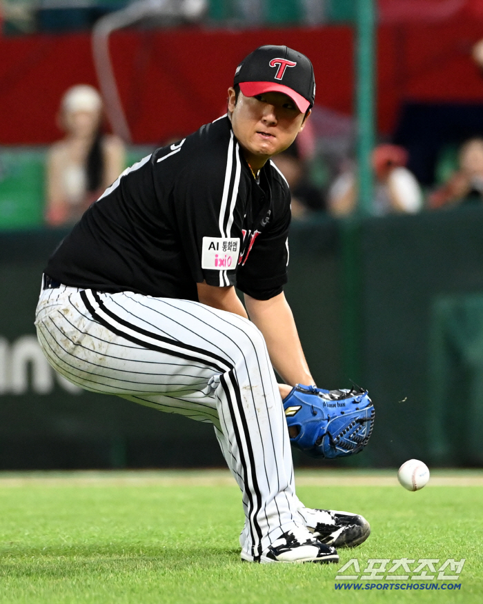 Song Seung-ki dropped a bunt while looking at third base