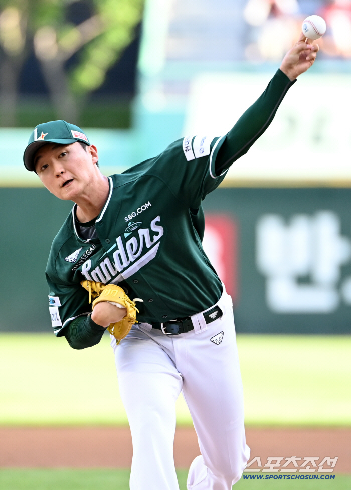  SSG starting pitcher Kim Gunwoo's hard throw