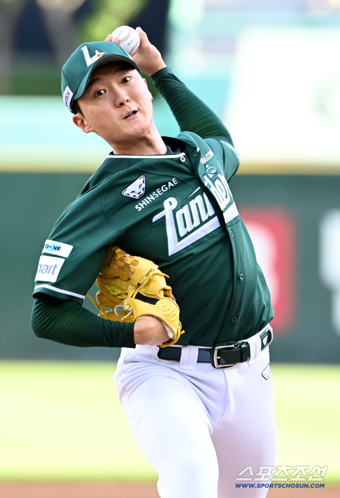  SSG starting pitcher Kim Gunwoo's hard throw