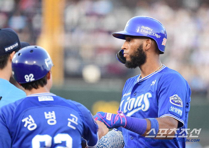  A timely two-run hit to save Diaz's chance