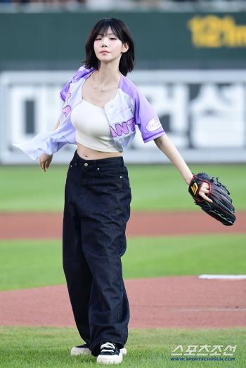  Triple-S Nagyung's powerful first pitch