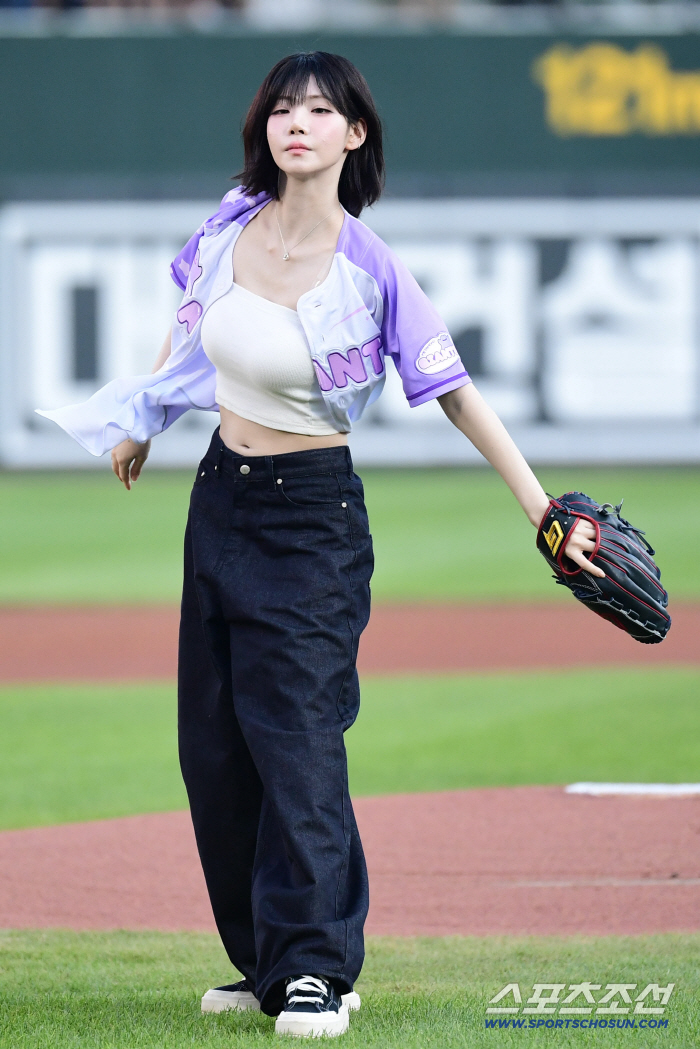  Triple-S Nagyung's powerful first pitch