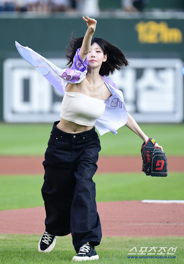  Triple-S Nagyung's Sajik Baseball Stadium and a strong first pitch