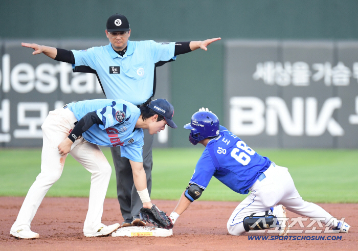 Yang Do-geun hit a timely RBI and went to second base