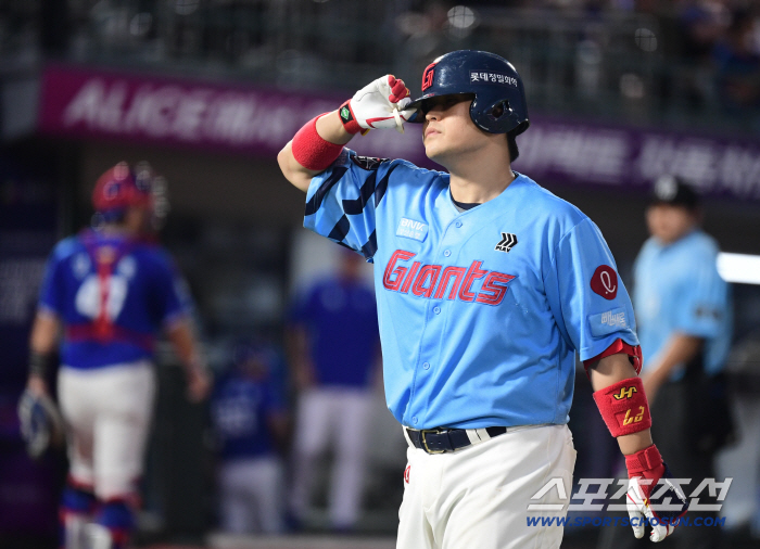  Yoo Kang-nam's disappointing fielder hit head-on