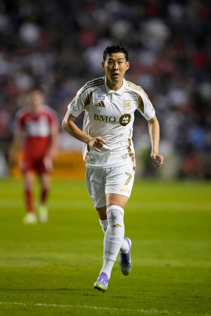 Son Heung-min, who conquered the world, Messi → Ronaldo crossed...SON Uniforms Are the Most Sold in the World, according to the official statement