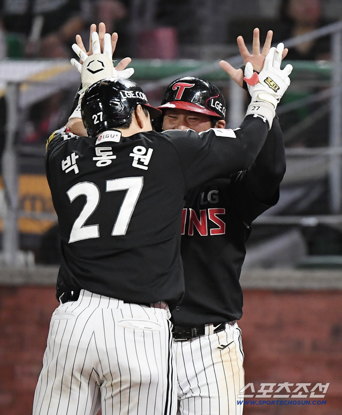 A three-run shot from behind that hit the strongest finish of 1 blon. Let's not be greedy for Park Dong-won's enlightenment and wait for the ball we can hit 